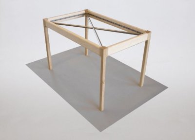 Une table en tension par Lukas Peet