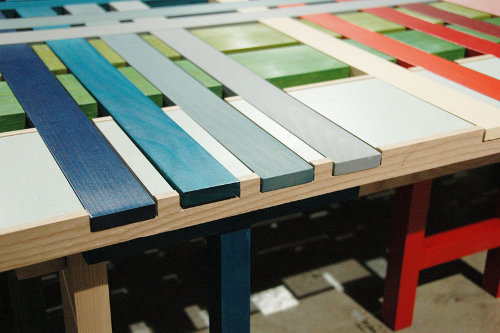 Banc hybride coloré par Raw Edges