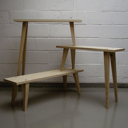 3 Bancs 1 bureau par Oscar Medley-Whitfield