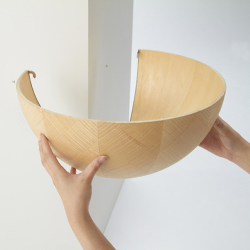 Catch Bowl, étagère d'angle par Torafu