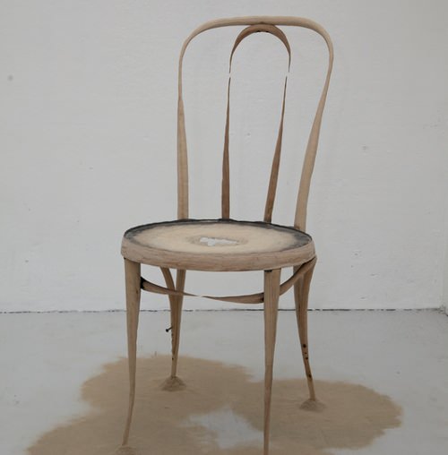 Chaise en décomposition par Astrid Bucio