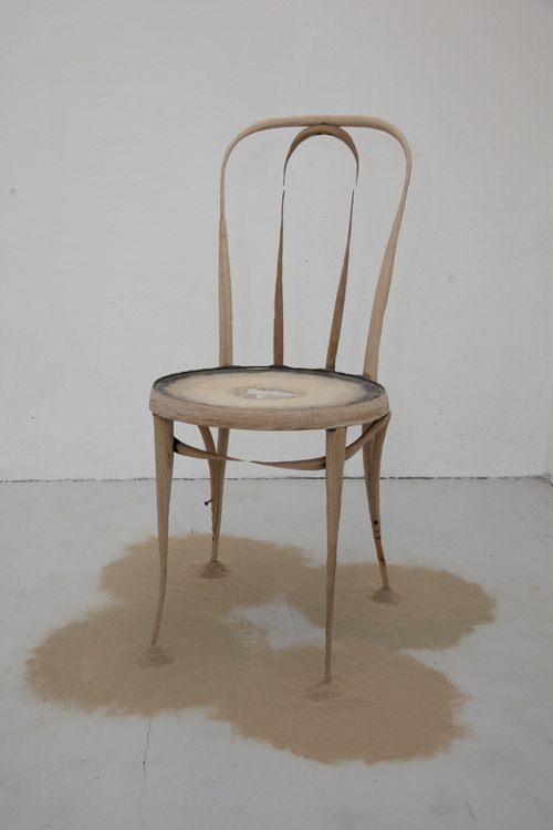 Chaise en décomposition par Astrid Bucio