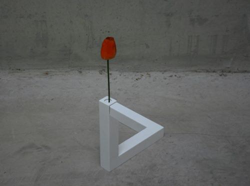 Vase triangle impossible par Cuatro Cuatros