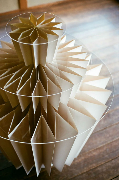 Kamijiya paper table par Hiromitsu Konishi