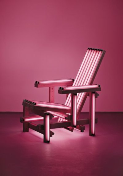 Fauteuil Pink Electric par Ivan Navarro