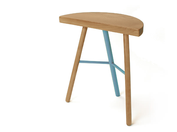 Tabouret bicolore STAMPELLA pour Maïza Editions. frêne massif