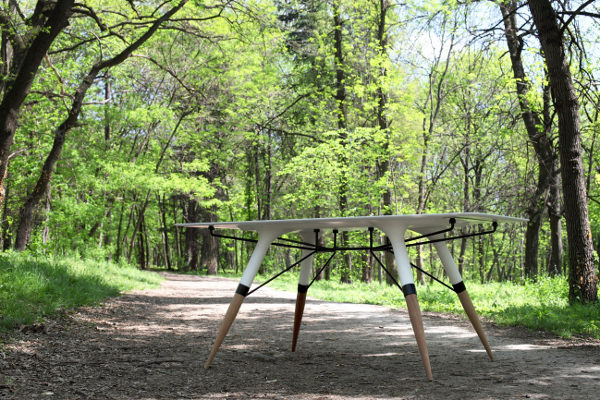 Table T le Corian lumineux par Irena Kilibarda