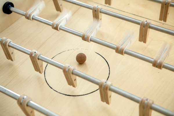 Plywood Foosball le baby-foot de bois par Slava Balbek