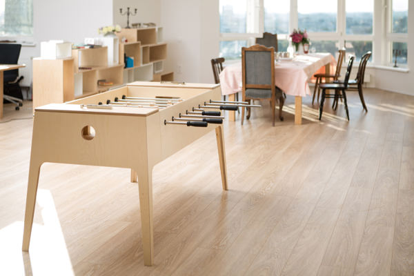 Plywood Foosball le baby-foot de bois par Slava Balbek