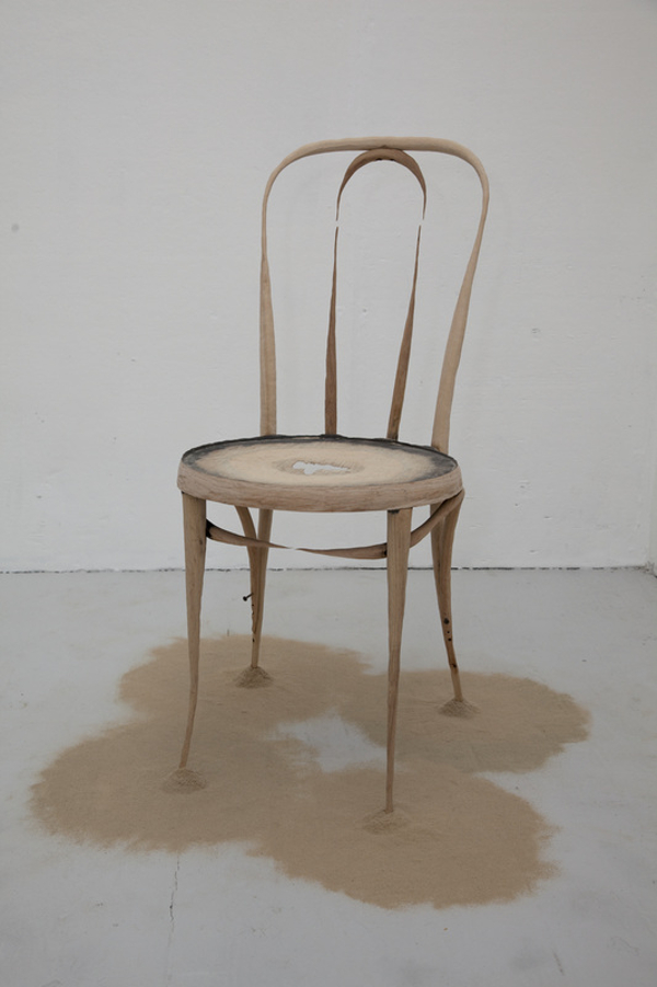 Chaise en décomposition par Astrid Bucio