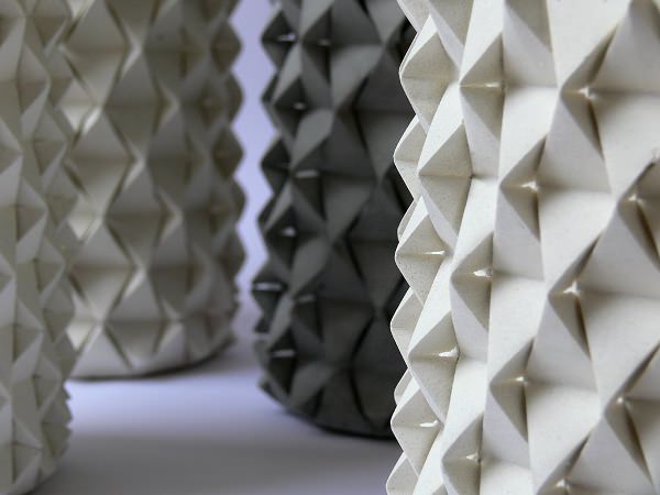 PALMAS VASE ORIGAMI BÉTON PAR OFIR ZUCKER ET ILAN GARIBI