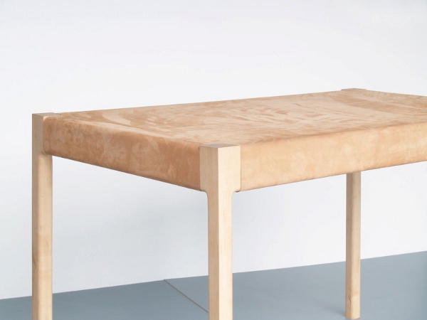 UNE TABLE EN TENSION PAR LUKAS PEET