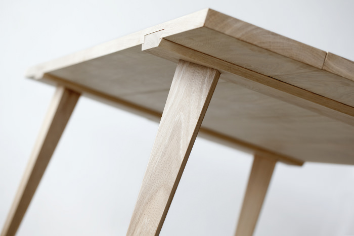 Timber table à assembler par Julian Kyhl