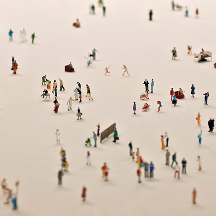 SEUL DANS LA FOULE, TABLE BASSE PAR ROLF SACHS