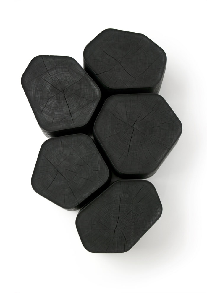 BASALT tables basses en bois brûlé par Normal Studio