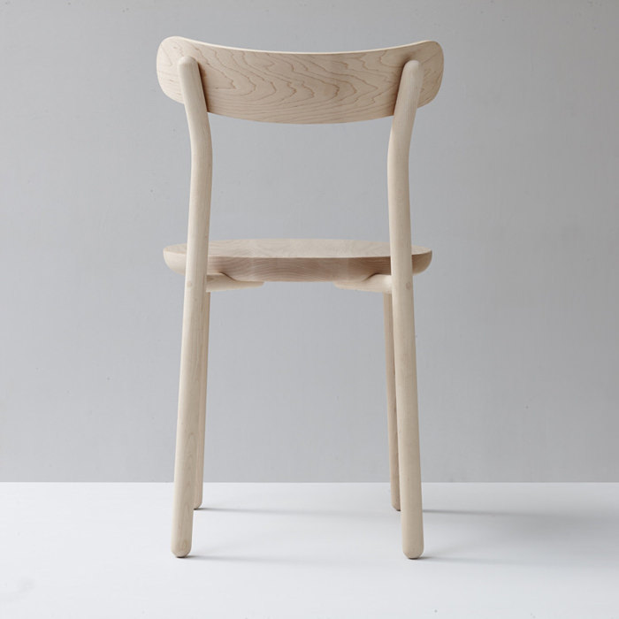 Them Chair la chaise en bois par Nicholas Karlovasitis et Sarah Gibson