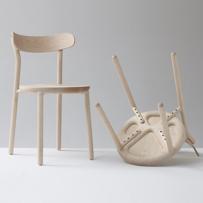 Them Chair la chaise en bois par Nicholas Karlovasitis et Sarah Gibson