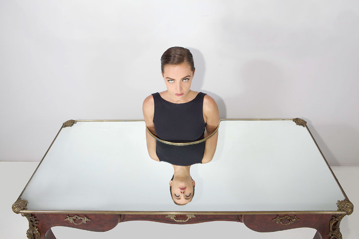 Narcissus Desk le bureau miroir par Sebastian Errazuriz