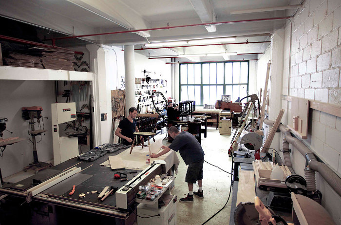 Narcissus Desk le bureau miroir par Sebastian Errazuriz