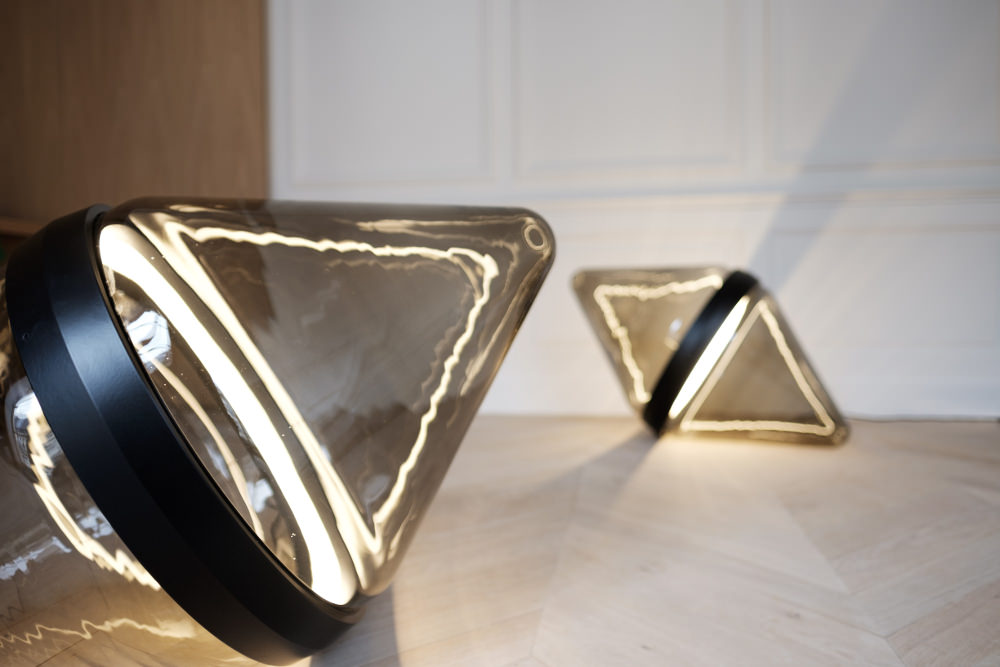 Hollow lampe de sol par Dan Yeffet