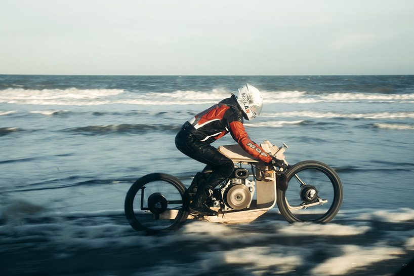 Une moto en bois qui carbure à l’algue par Peter Mooij et Mans Ritsert