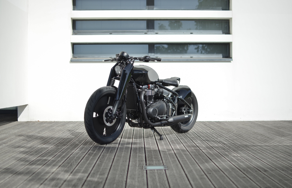 VIBA Qora le bobber en robe noire - © Luis Barbesier