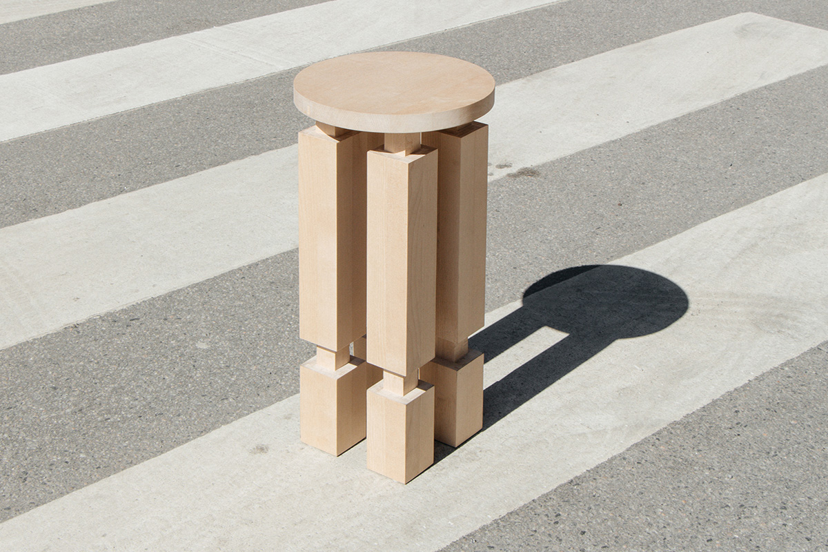 Le tabouret en bois Kubb du studio de design suédois Reko Studio