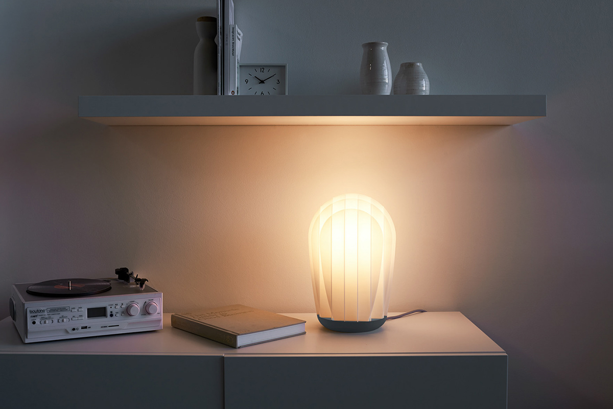 Sopp la lampe de table graphique et minimaliste de Max Voytenko