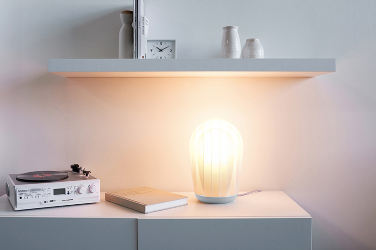 Sopp la lampe de table graphique et minimaliste de Max Voytenko