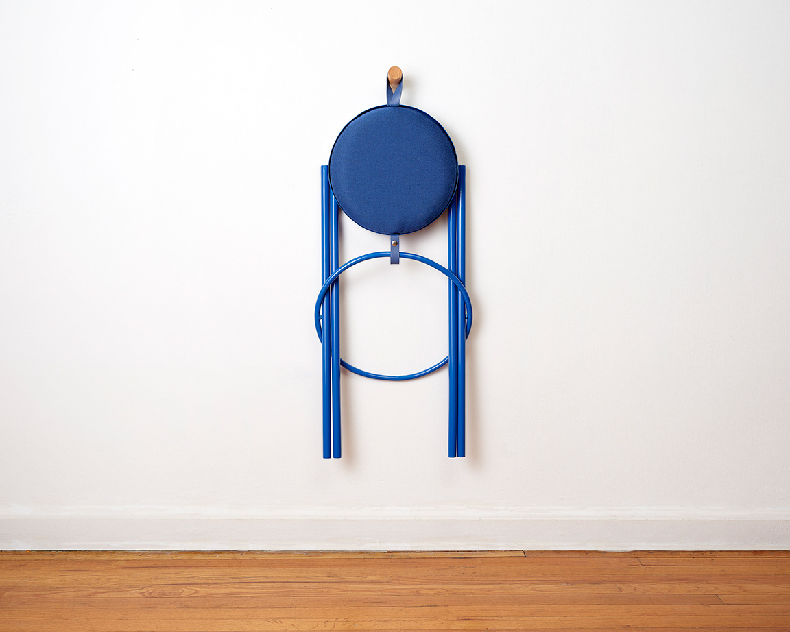 Hanging Stool le tabouret à transporter par Leadoff Studio