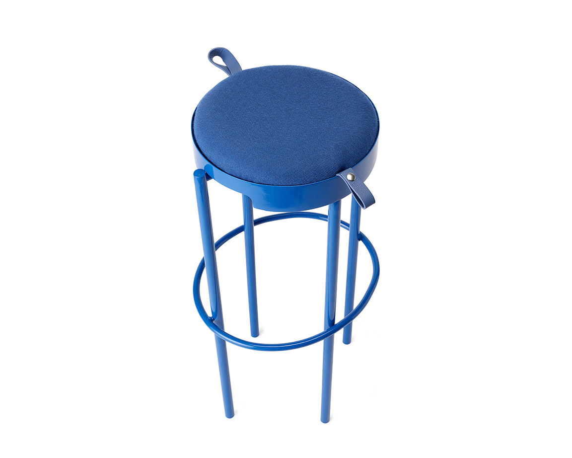 Hanging Stool le tabouret à transporter par Leadoff Studio