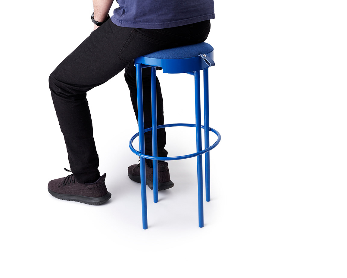 Hanging Stool le tabouret à transporter par Leadoff Studio